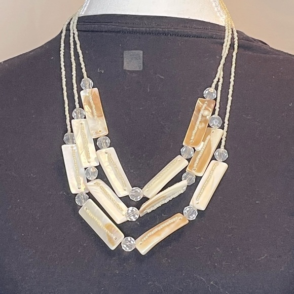⭐️ Cute cream coloured necklace - Picture 3 of 7